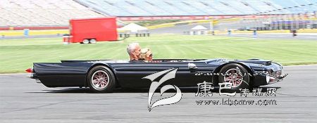 世界上最“扁”的汽車 躺著開！