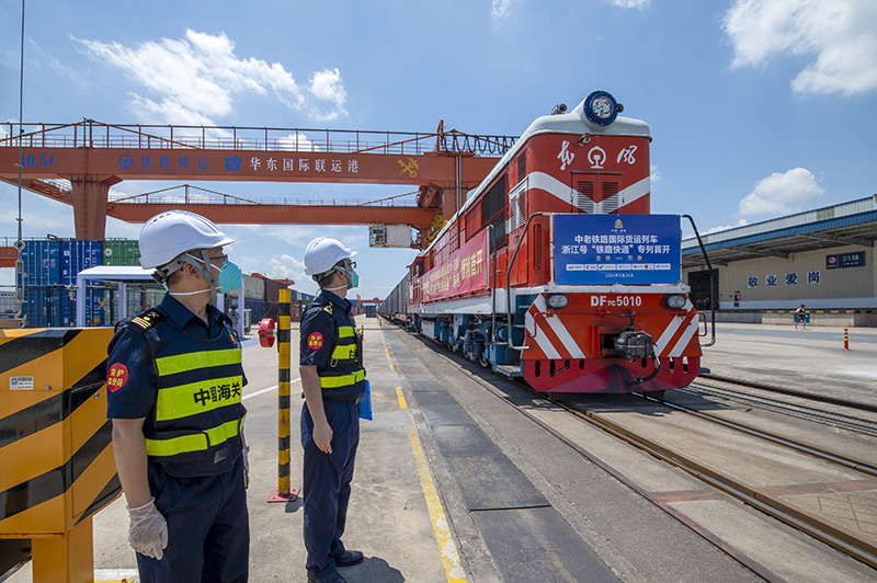 2022年6月29日，浙江金華，中老鐵路國(guó)際貨運(yùn)列車浙江號(hào)“鐵路快通”首趟專列經(jīng)海關(guān)監(jiān)管后，從浙江省鐵路金華南站鳴笛啟程，經(jīng)磨憨口岸駛向老撾萬(wàn)象。