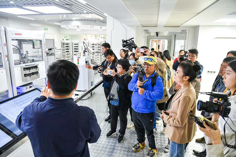2023年10月16日，第三屆“一帶一路”國際合作高峰論壇新聞中心組織中外記者采訪。記者在中德大廈內(nèi)的博世未來工廠展區(qū)參觀，了解其高質(zhì)量創(chuàng)新發(fā)展成果。