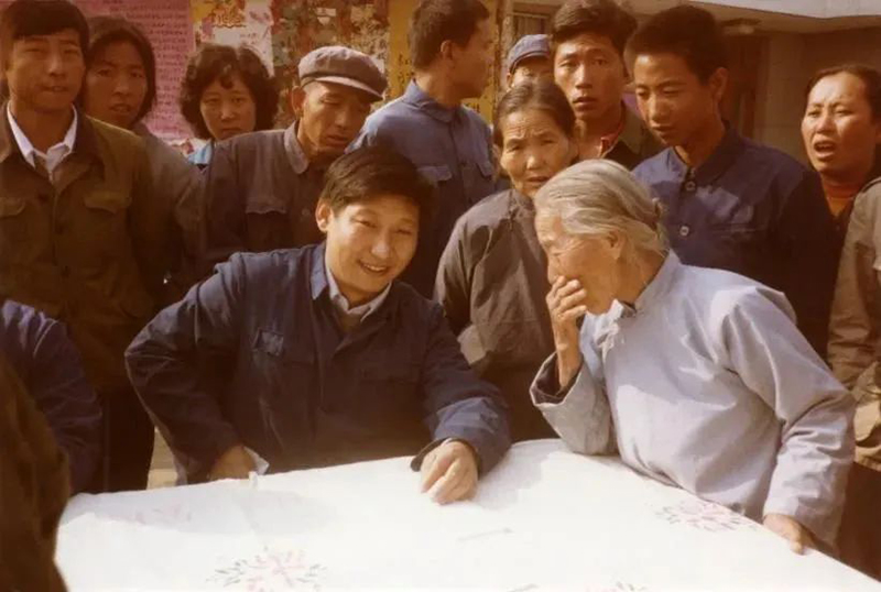 1983年，時(shí)任河北正定縣委書(shū)記的習(xí)近平，臨時(shí)在大街上擺桌子聽(tīng)取老百姓意見(jiàn)。