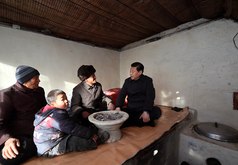 2012年12月30日，習(xí)近平在河北省阜平縣龍泉關(guān)鎮(zhèn)駱駝灣村看望唐榮斌老人一家。