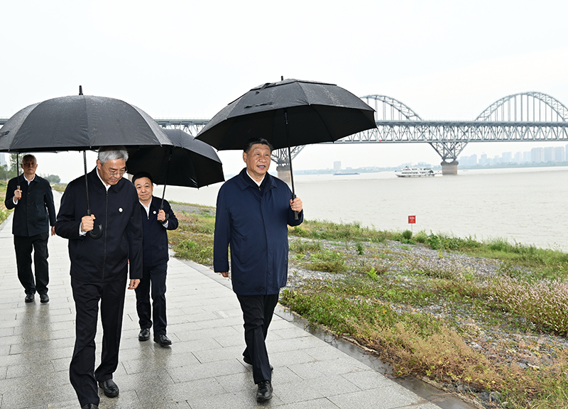 2023年10月10日，習(xí)近平總書(shū)記在江西長(zhǎng)江國(guó)家文化公園九江城區(qū)段冒雨考察。