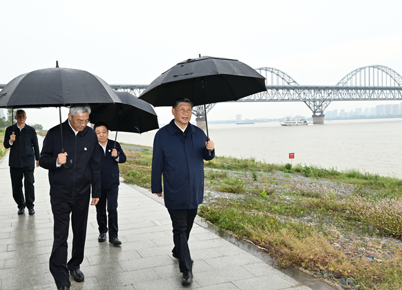 2023年10月10日，習(xí)近平在長江國家文化公園九江城區(qū)段考察時，冒雨沿江堤步行察看沿岸風(fēng)貌。