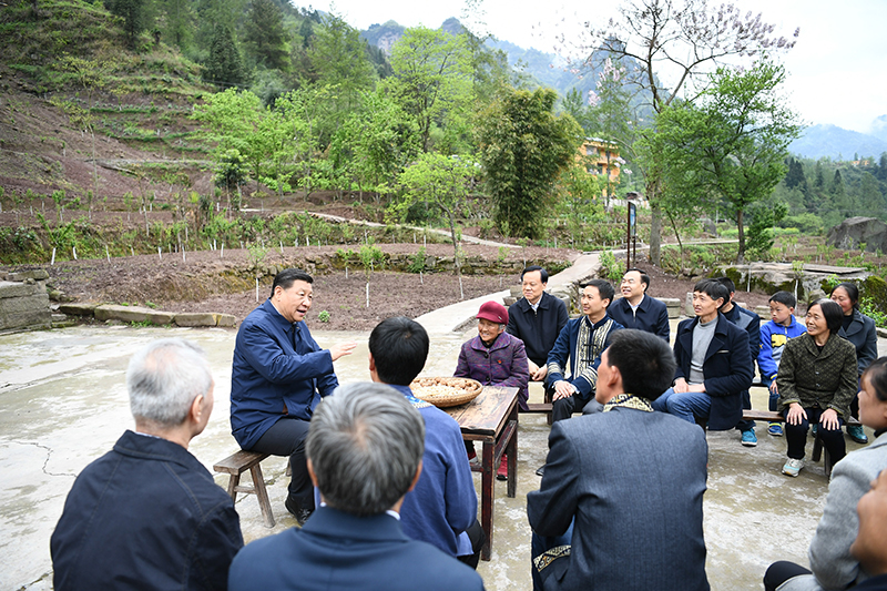 2019年4月15日，習(xí)近平總書記在重慶石柱土家族自治縣中益鄉(xiāng)華溪村同村民代表、基層干部、扶貧干部、鄉(xiāng)村醫(yī)生等圍坐在一起，共話脫貧攻堅(jiān)。