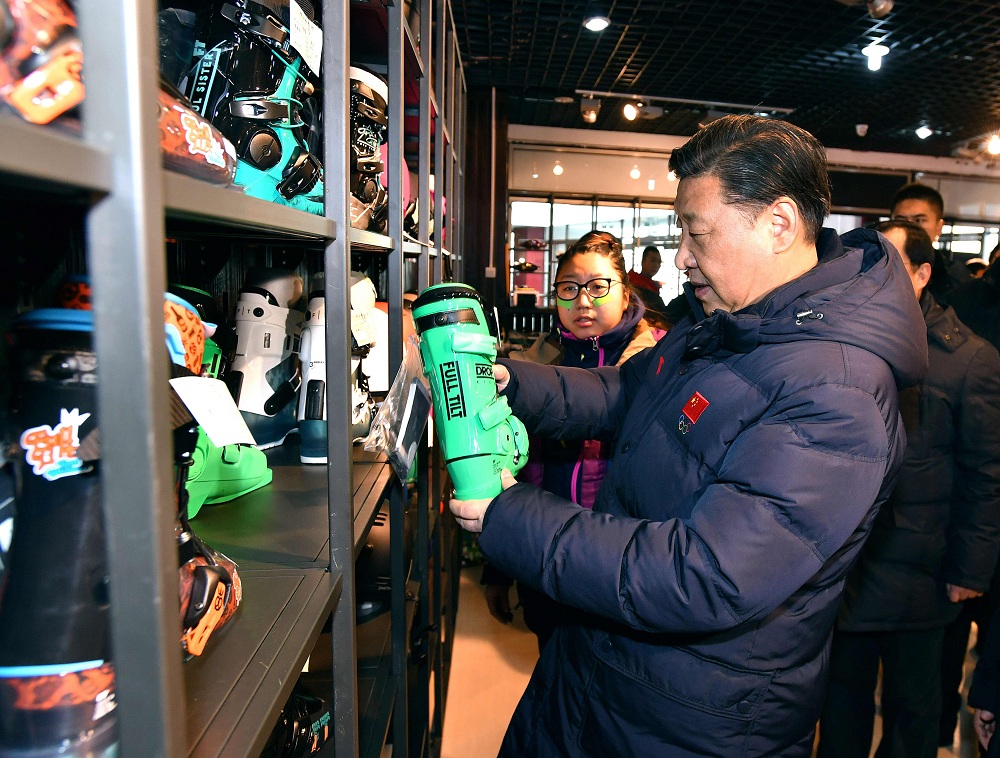 2017年1月23日，習(xí)近平總書記在河北省張家口市云頂滑雪場雪具大廳了解各式雪具的不同功用。