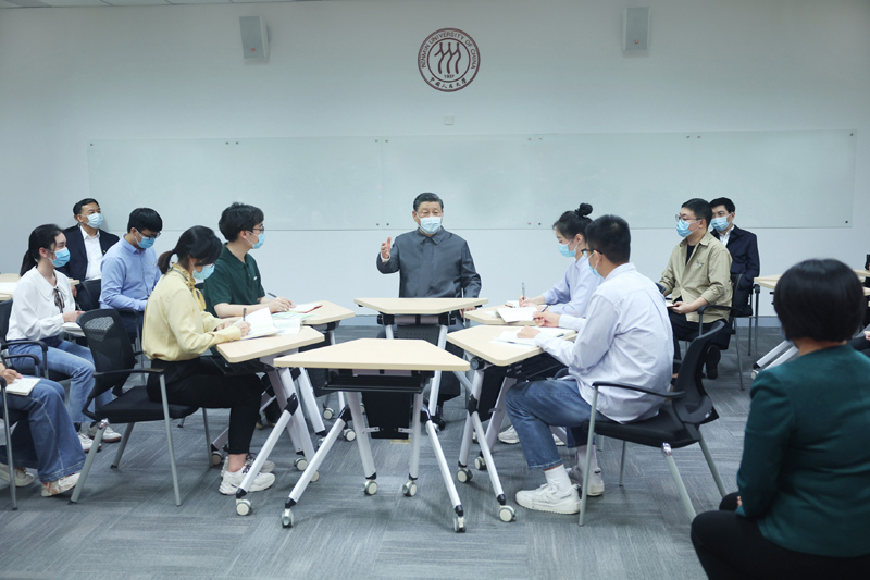 2022年4月25日，習近平總書記來到中國人民大學考察調(diào)研。這是總書記在立德樓觀摩思政課智慧教室現(xiàn)場教學并參與討論。