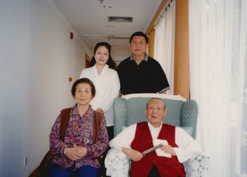 這是習(xí)近平、彭麗媛同習(xí)仲勛、齊心的合影。