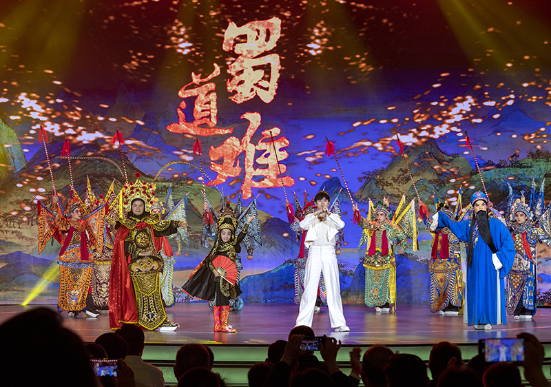 2023年10月13日，成都，“把青春華章寫(xiě)在祖國(guó)大地上”大思政課網(wǎng)絡(luò)主題宣傳和互動(dòng)引導(dǎo)活動(dòng)在四川大學(xué)舉行。