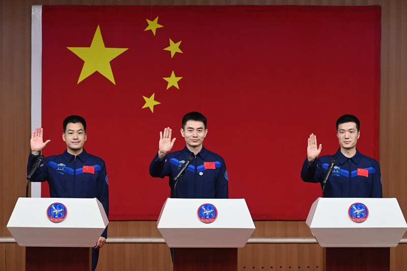 2024年月24日，神舟十八號載人飛行任務航天員葉光富（中）、李聰（右）、李廣蘇在酒泉衛(wèi)星發(fā)射中心問天閣與媒體記者集體見面。