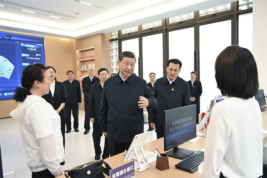 2024年4月22日至24日，中共中央總書記、國(guó)家主席、中央軍委主席習(xí)近平在重慶考察。這是22日下午，習(xí)近平在九龍坡區(qū)謝家灣街道民主村社區(qū)考察。新華社記者 謝環(huán)馳 攝