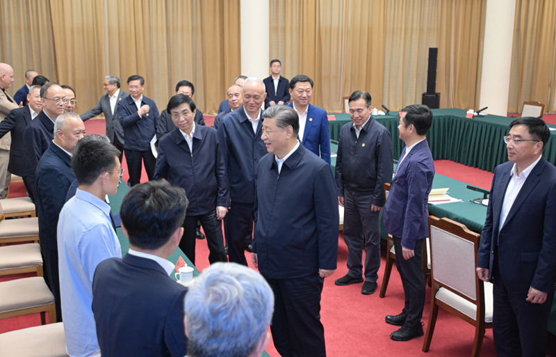 2024年5月23日，習(xí)近平總書(shū)記在山東省濟(jì)南市主持召開(kāi)企業(yè)和專家座談會(huì)并發(fā)表重要講話。這是總書(shū)記同參會(huì)的企業(yè)和專家代表親切交流。