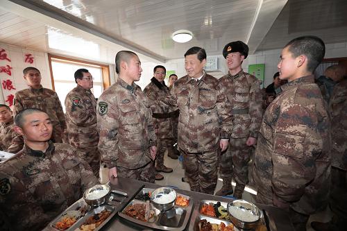 2014年1月26日中午，習(xí)近平來到連隊(duì)食堂，同戰(zhàn)士們一起用餐。新華社記者 李剛 攝