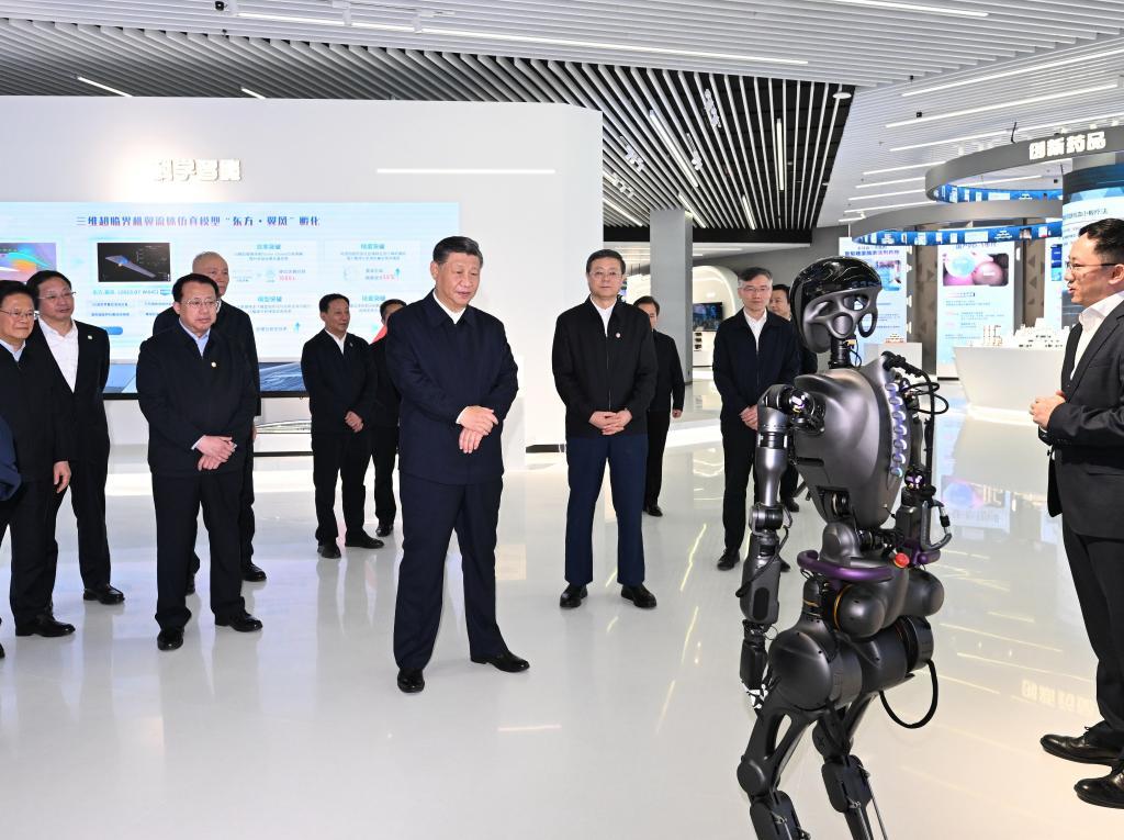 2023年11月28日下午，習(xí)近平在浦東新區(qū)張江科學(xué)城參觀上?？萍紕?chuàng)新成果展。新華社記者 謝環(huán)馳 攝