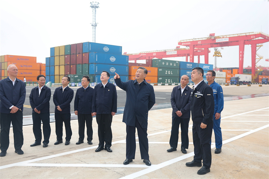 2024年5月22日至24日，中共中央總書記、國(guó)家主席、中央軍委主席習(xí)近平在山東考察。這是22日下午，習(xí)近平在日照港察看全自動(dòng)化集裝箱碼頭作業(yè)場(chǎng)景。新華社記者 鞠鵬 攝